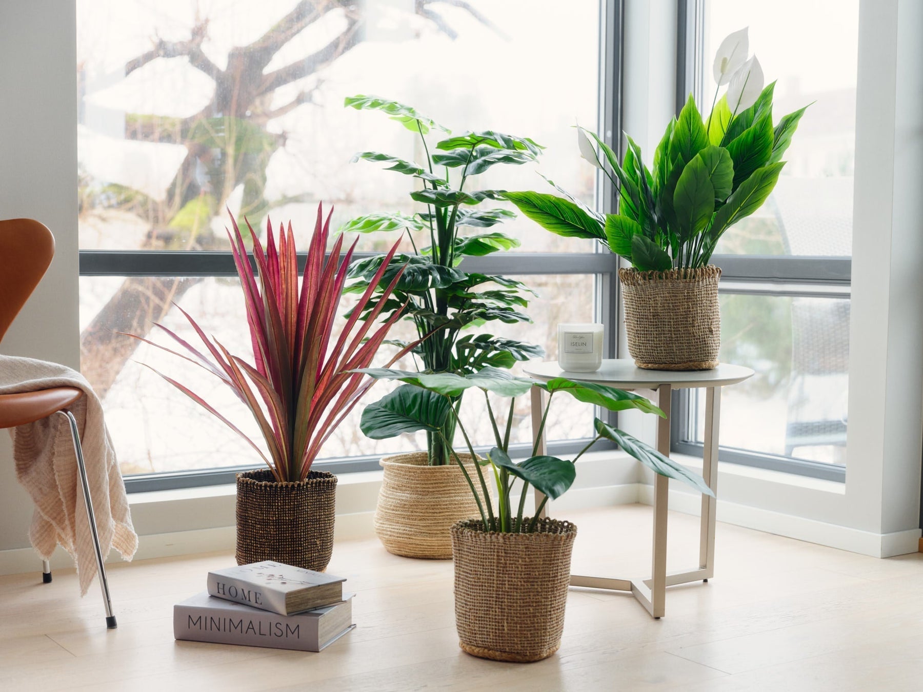 Konstväxter vs. äkta växter – varför välja en bekymmersfri grön inredning?