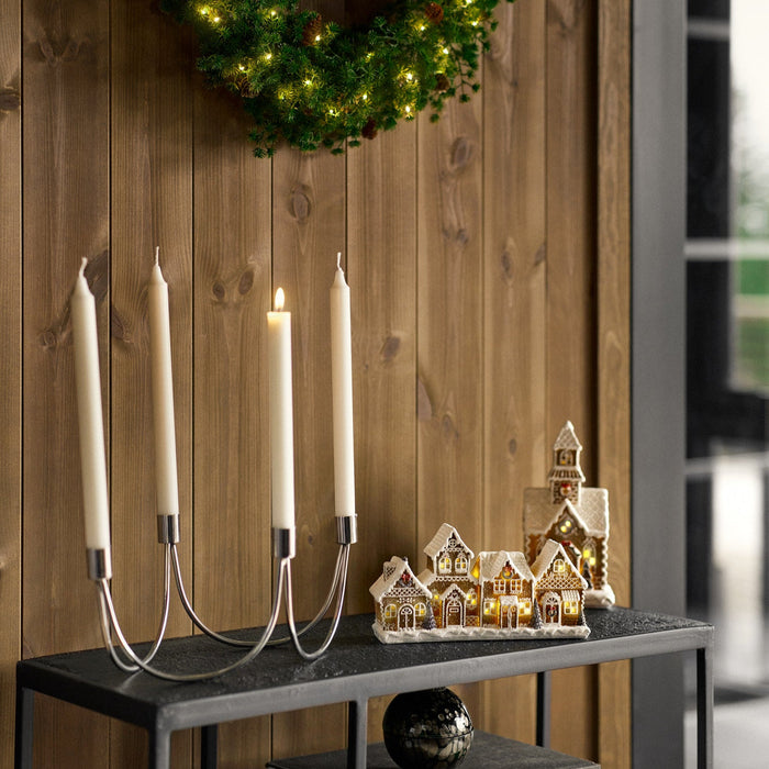 Pepparkakskyrka med LED-ljus